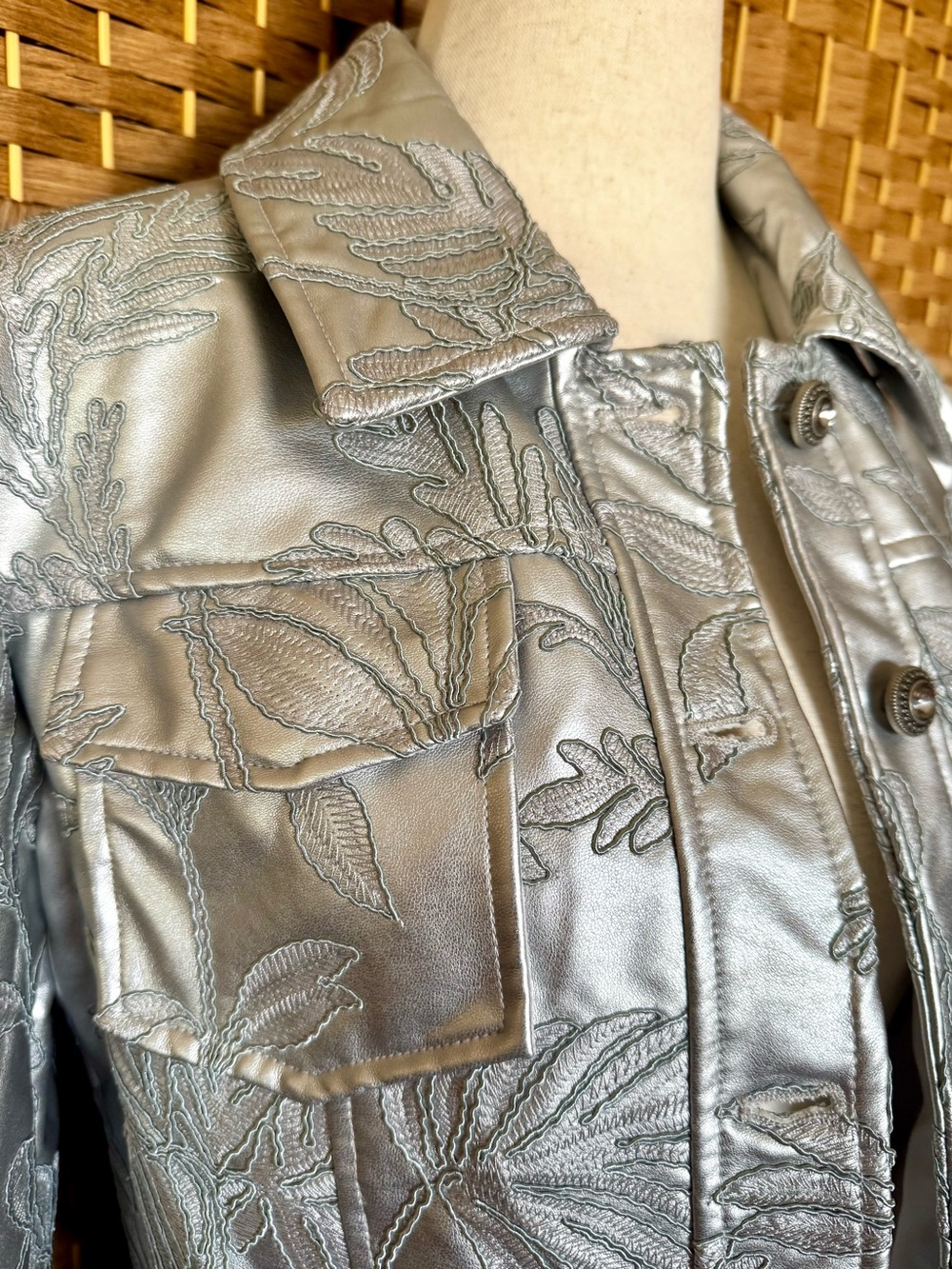 NWT Guess Clelia embroidered metallic silver trucker jacket - Picture 3 of 16